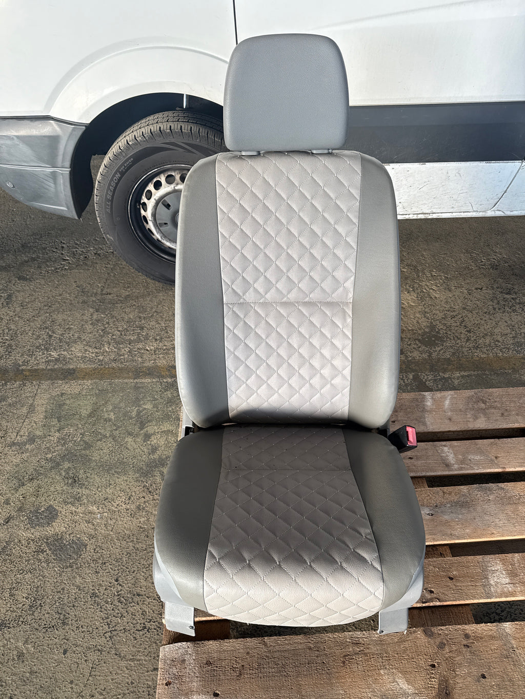 Mercedes Sprinter oder VW Crafter Beifahrersitz komplett neu bezogen ￼￼