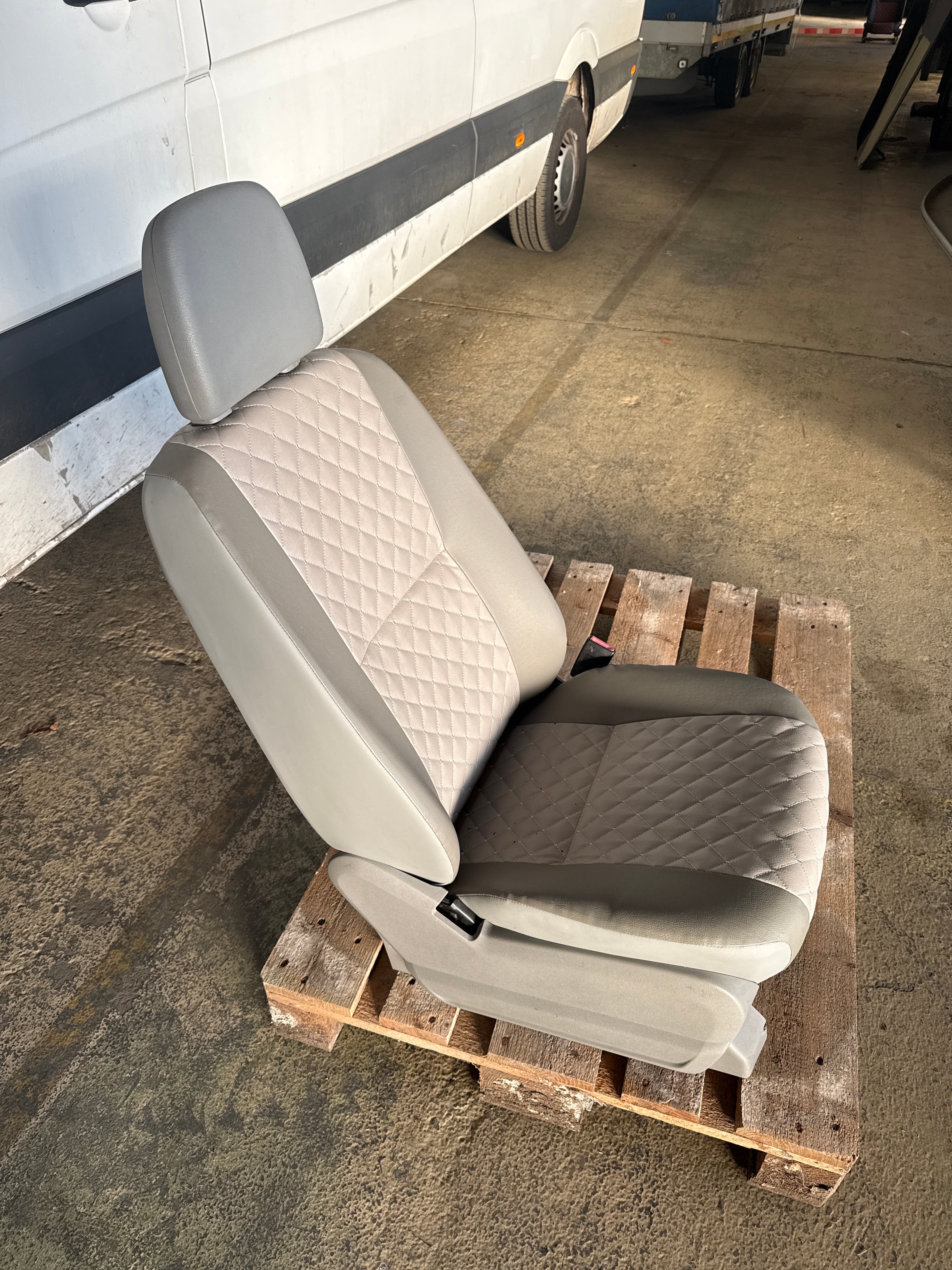 Mercedes Sprinter oder VW Crafter Beifahrersitz komplett neu bezogen ￼￼
