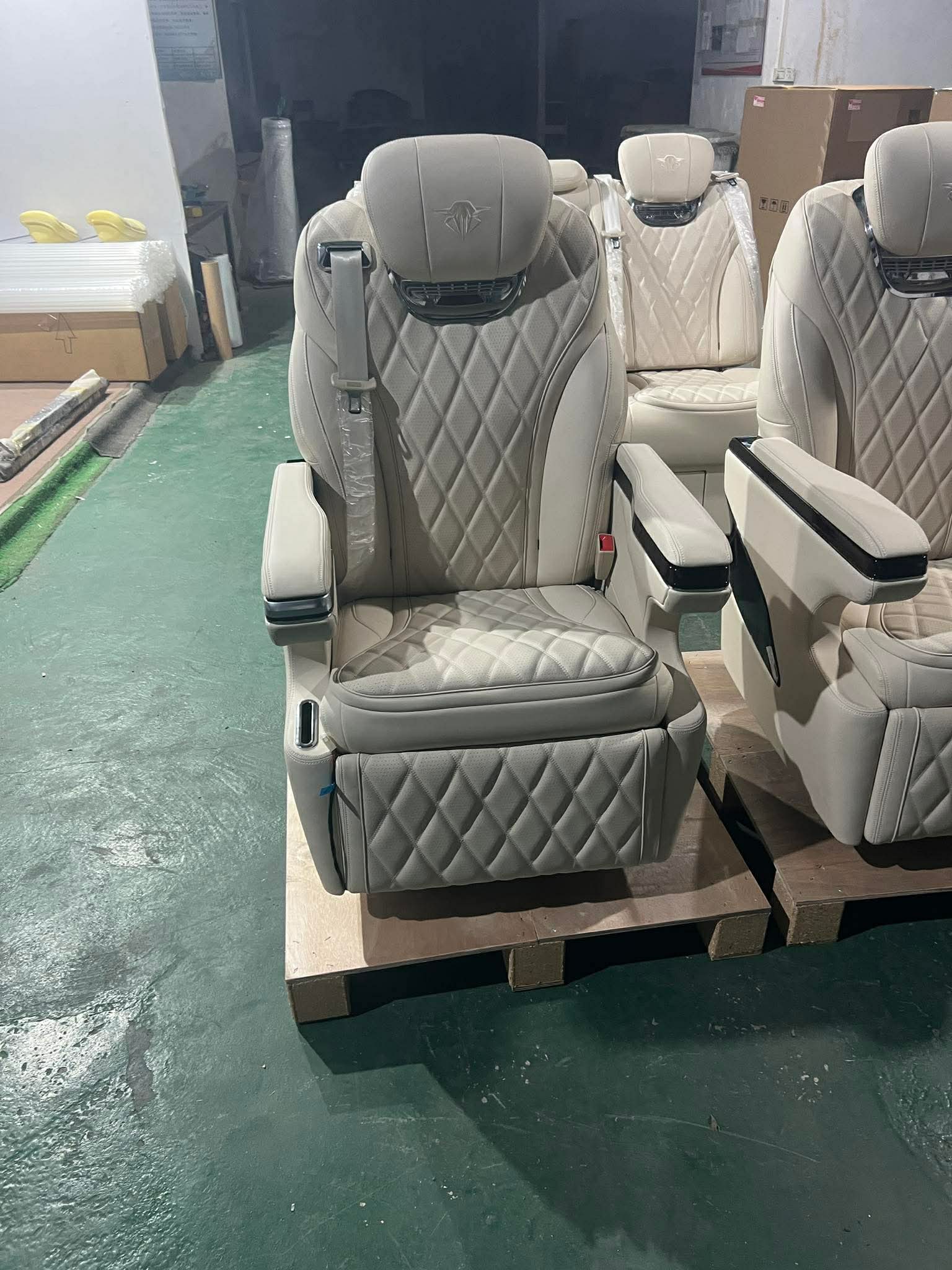 Mercedes Sprinter VIP Sitze Massage verstellbar Handy zum Aufladen